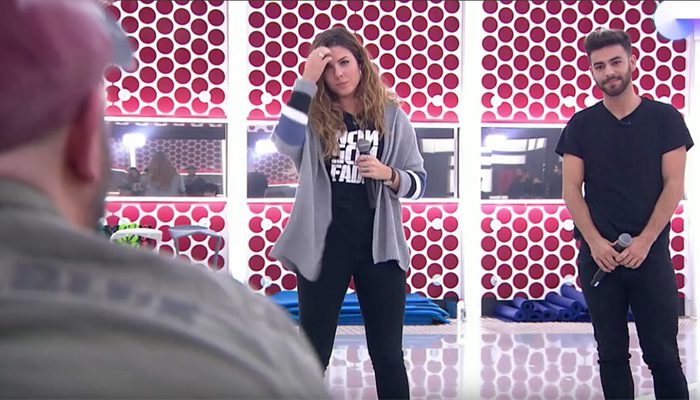 Miriam y Agoney escchan a Tato, productor de su tema "Magia"