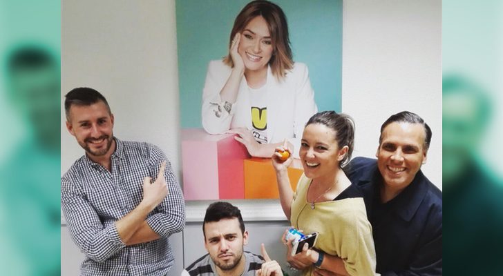 Los compañeros de 'Viva la vida' con la foto de Toñi Moreno