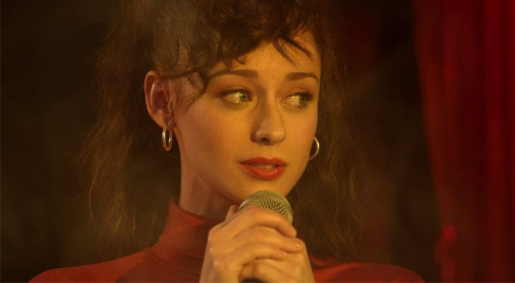 Karina (Elena Rivera) cantando en &#39;Cuéntame cómo pasó&#39;