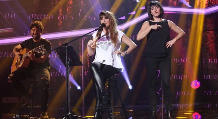 Rozalén cantando "La puerta violeta" en 'OT 2017'