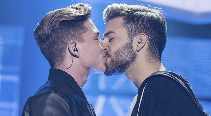 Raoul y Agoney se besan tras su actuación en &#39;Operación triunfo&#39;
