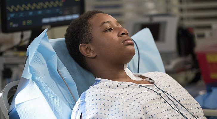 Un niño muere asesinado por la policía tras ser confundido con un ladrón en &#39;Anatomía de Grey&#39;