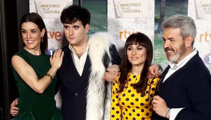Raquel Sánchez Silva junto al jurado de 'Maestros de la costura'
