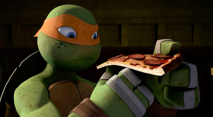 Michelangelo come pizza en 'El origen de las Tortugas Ninja'