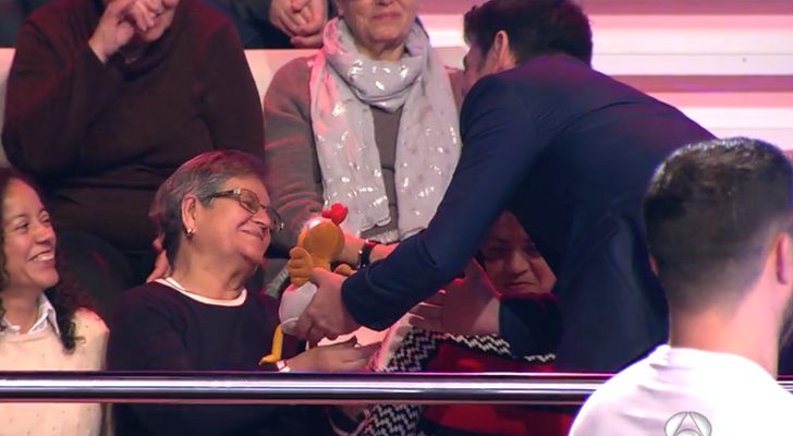 Arturo Valls se acerca a saludar a una admiradora en 'Ahora caigo'