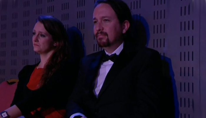 Pablo Iglesias escuchando la Gala de los Goya 2018