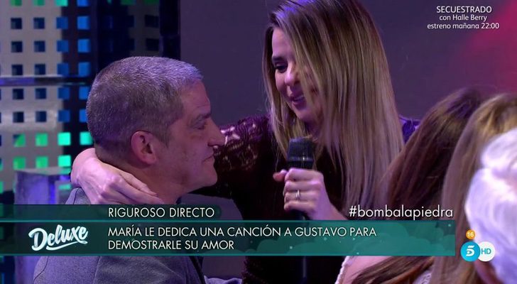 María Lapiedra cantándole a Gustavo González en 'Sábado Deluxe'