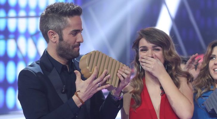 Roberto Leal le entrega el primer premio a Amaia en la Gran Final de 'OT 2017'