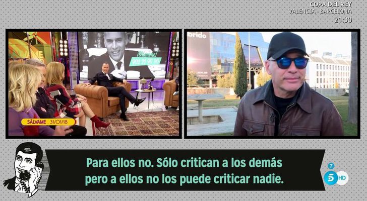 Carlos Lozano escucha mensajes de la audiencia en 'Sálvame'