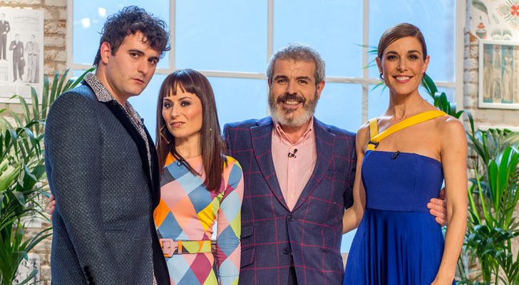 Palomo Spain, María Escoté y Lorenzo Caprile, jueces de 'Maestros de la costura', junto a Raquel Sánchez Silva, presentadora del programa