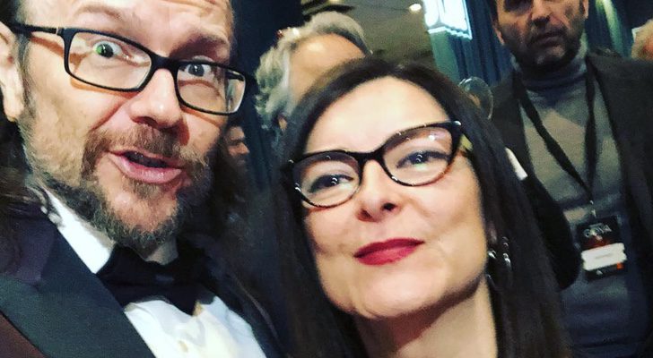 Santiago Segura junto a Cristina López García, codirectora de los Goya 2018