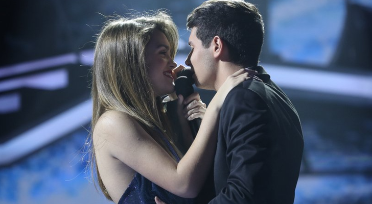 Alfred y Amaia cantando 