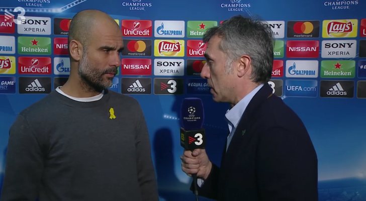 Guardiola lucía el lazo amarillo durante la entrevista con TV3