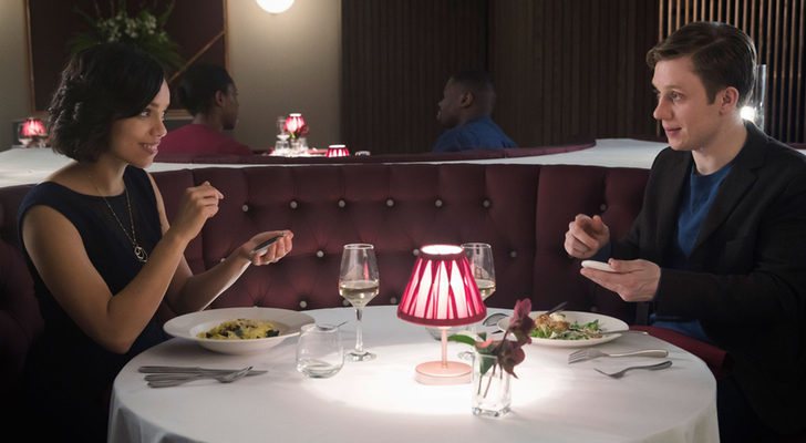 Amy y Frank en &quot;Hang the DJ&quot; de &#39;Black Mirror&#39;