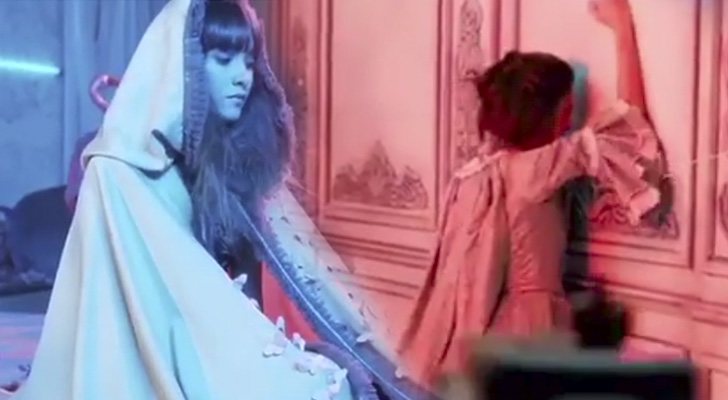 Aitana y Ana Guerra en el videoclip de "Lo malo"