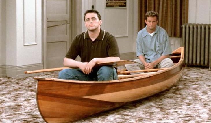 Matt LeBlanc y Matthew Perry en una de las escenas de 'Friends'