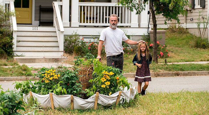 Rick pasea por Alexandria junto a Judith en un sueño de Carl en 'The Walking Dead'