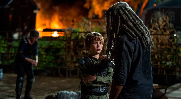 El Rey Ezekiel conversa con Henry en 'The Walking Dead'