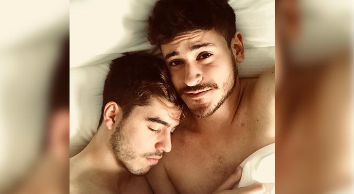 Cepeda y Roi se fotografían en la cama del hotel