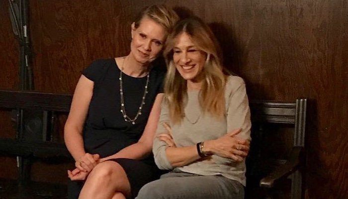 Cynthia Nixon junto a Sarah Jessica Parker en una sesión de fotos