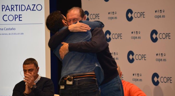 Juanma Castaño abraza a Quini