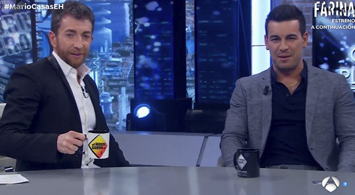 Mario Casas con Pablo Motos en 'El hormiguero'