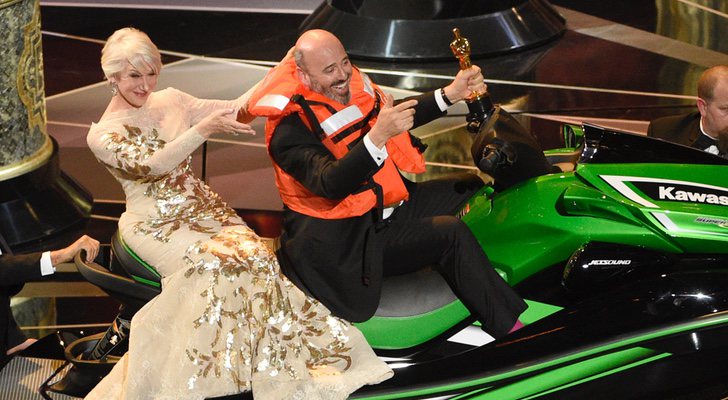 Helen Mirren encima de la moto de agua en los Oscar 2018