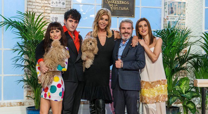 Bibiana Fernández posa con sus perros y el equipo de 'Maestros de la costura'