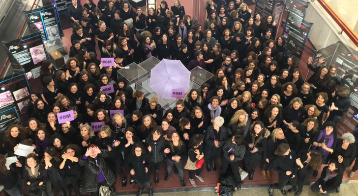 Periodistas de RTVE reivindicándose a favor de la huelga del 8M