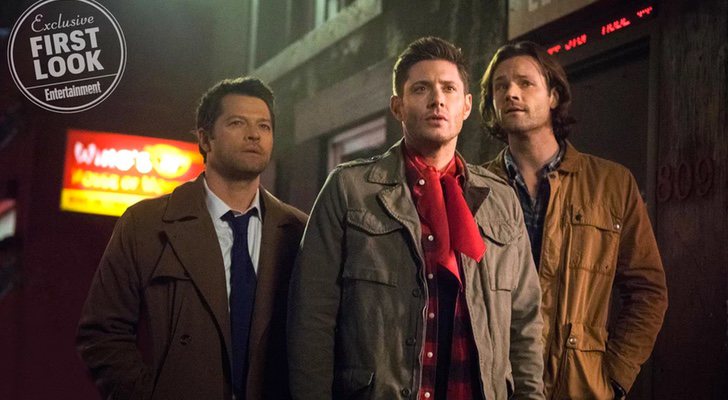 Misha Collins, Jensen Ackles y Jared Padalecki como Castiel, Dean y Sam Winchester en el crossover de 'Sobrenatural' y 'Scooby-Doo', "Scoobynatural"