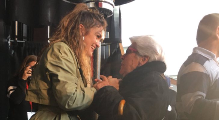 Amaia y su abuela en la firma de discos de Pamplona