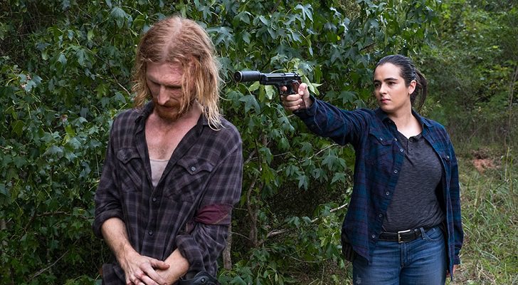 Tara apunta a Dwight con una pistola en 'The Walking Dead'