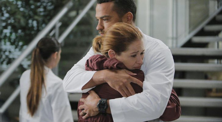 Jesse Williams y Sarah Drew en 'Anatomía de Grey'