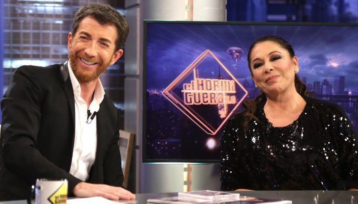 Pablo Motos junto a Isabel Pantoja en 'El Hormiguero'
