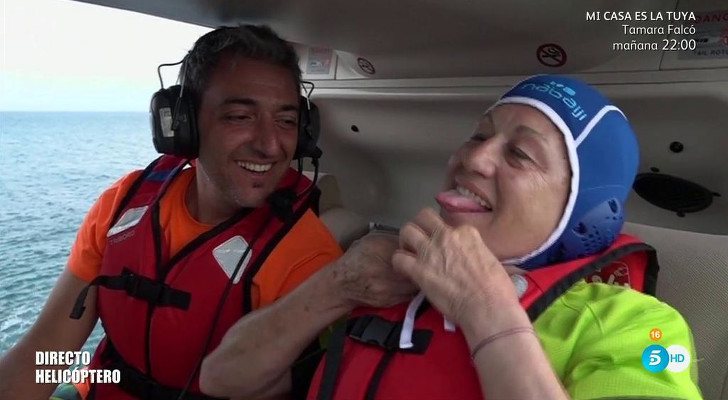 Mayte se prepara para saltar del helicóptero