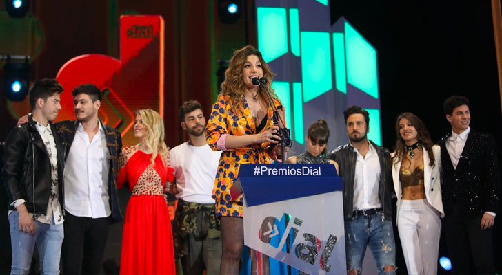 Los exconcursantes de 'OT 2017' tras recoger el galardón del concurso de manos de David Bustamante en los Premios Dial 2018