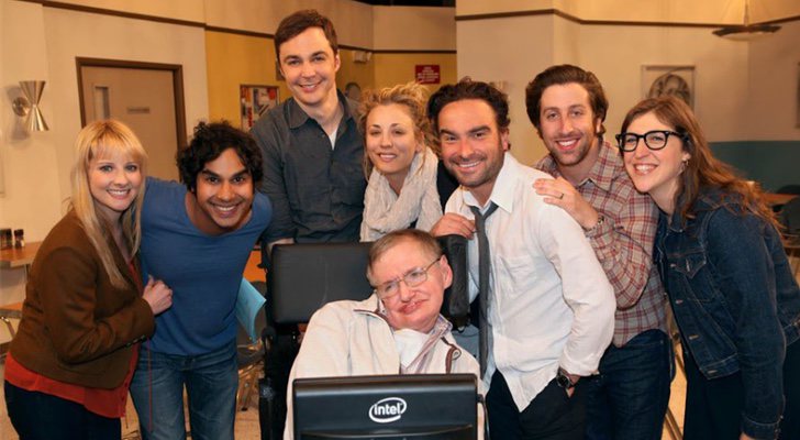 Stephen Hawking con el reparto de 'The Big Bang Theory'