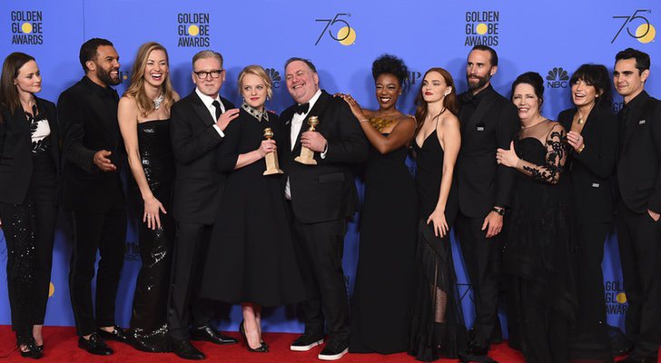 El reparto de 'The Handmaid's Tale' posa con el Globo de Oro 2018 a Mejor serie dramática