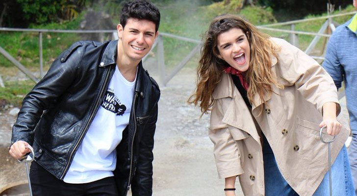 Alfred y Amaia observan la preparación del "cozido das Furnas" en su postal de Eurovisión