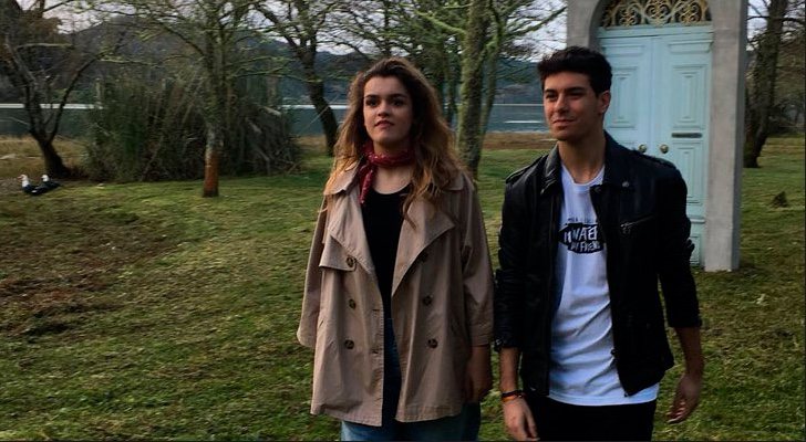 Alfred y Amaia graban junto a la puerta de su postal para Eurovisión 2018