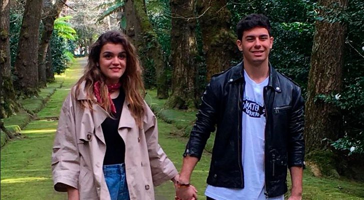 Amaia y Alfred, con el "cozido das Furnas" en la postal de Eurovisión