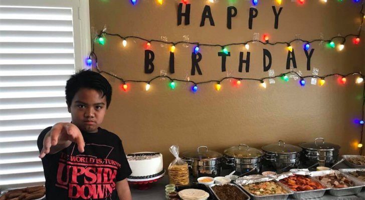 Millie Bobby Brown y Gaten Matarazzo sorprenden a un niño por su cumpleaños