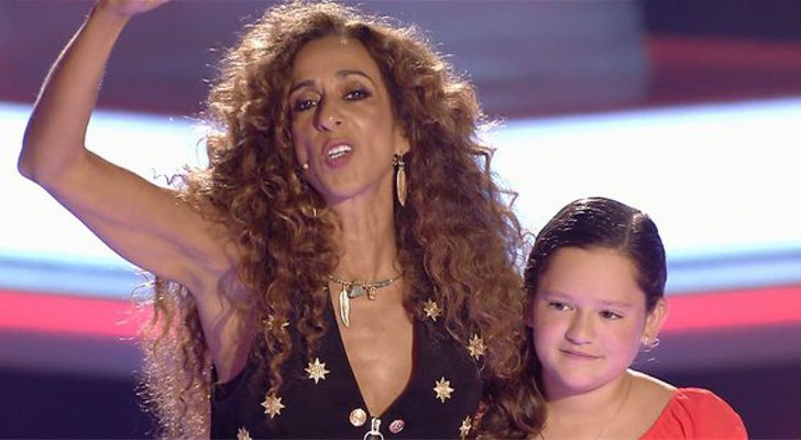 Rosario con una de las concursantes de 'La voz kids'