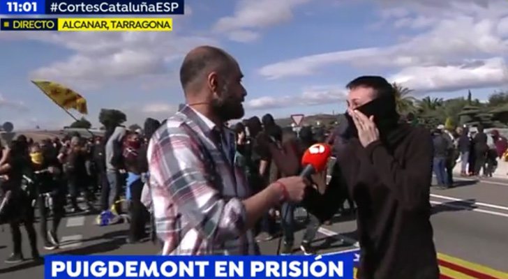 Un manifestante independentista reprende a un reportero de 'Espejo público'