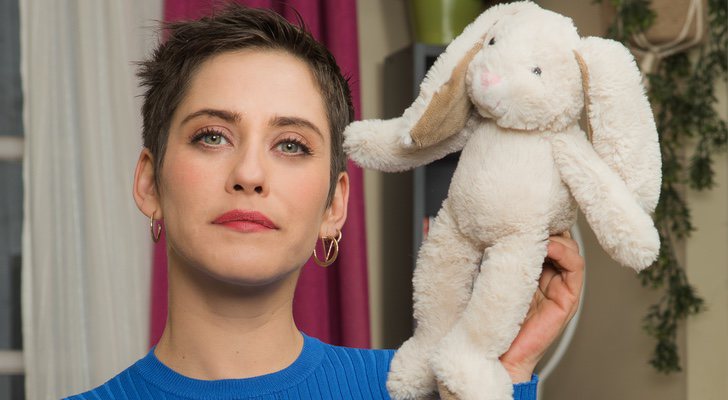 María León con un peluche en 'Allí abajo'