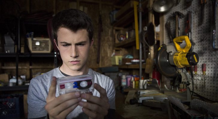 Clay sujeta una de las cintas de casete en &#39;Por 13 razones&#39;