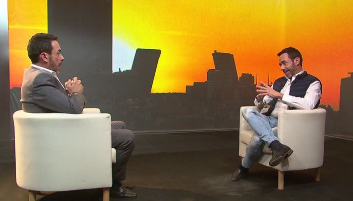 Jesús Manuel se entrevista a sí mismo en 'Sálvame'