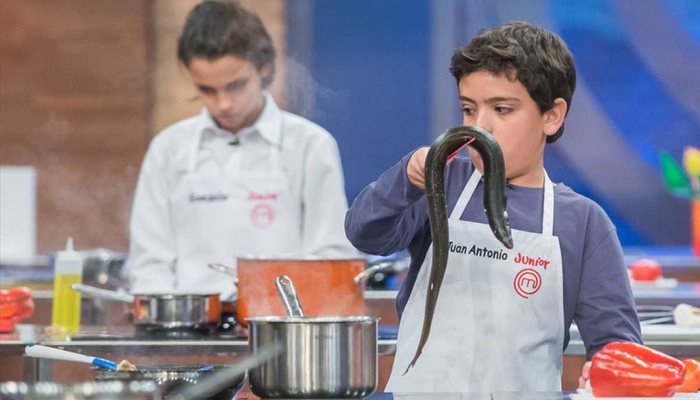 Juan Antonio junto a la anguila en &#39;MasterChef Junior 5&#39;