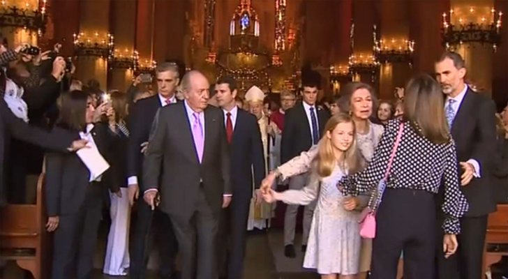 La reina Letizia evita que doña Sofía y sus hijas se hagan una fotografía