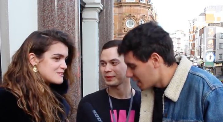 Alfred y Amaia junto a William Lee Adams, redactor de Wiwibloggs